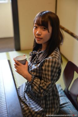 《美女日出水》